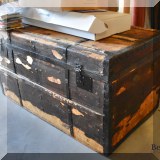 D21. Vintage steamer trunk. 